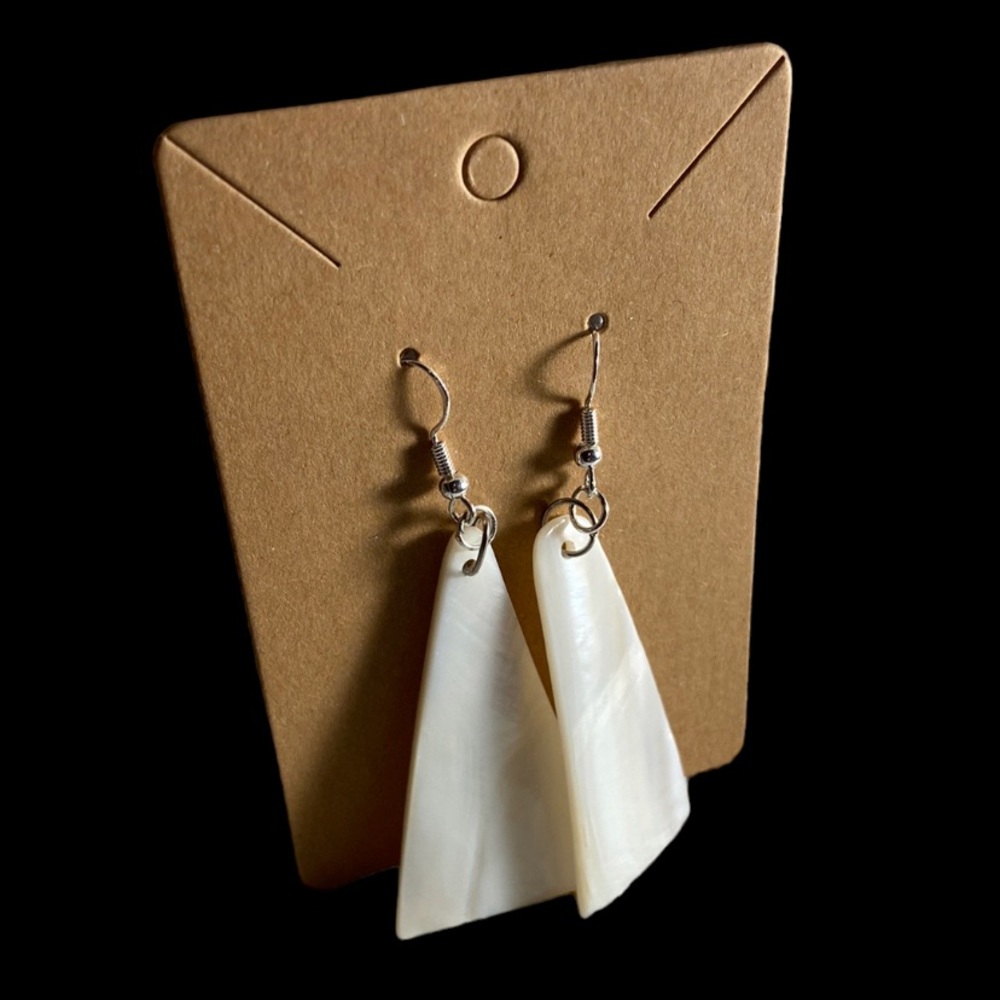 Mother of pearl women’s earrings color white & silver 🤩